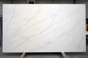 Deze kleur kenmerkt zich door kleur- en structuurverschil in de plaat