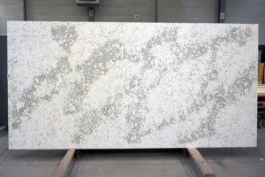Deze kleur kenmerkt zich door kleur-structuurverschil in de plaat