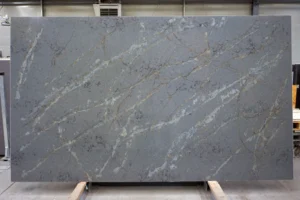 Deze kleur kenmerkt zich door kleur-structuurverschil in de plaat
